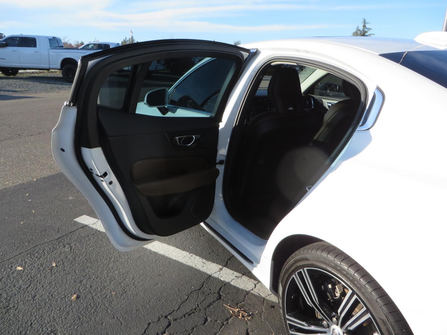 2019 White /BROWN Volvo S60 Inscription (7JRA22TL8KG) with an 4-Cyl, Drive-E, Turbo, Supercharged, 2.0 Liter engine, Automatic, 8-Spd Geartronic w/Adaptive Shift transmission, located at 2630 Grass Valley Highway, Auburn, CA, 95603, (530) 508-5100, 38.937893, -121.095482 - Photo#25